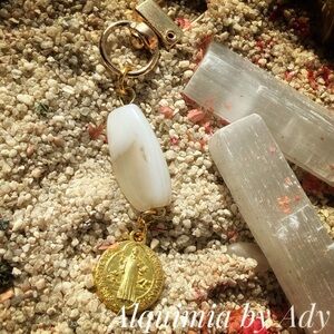 Large Agate Keychain — Gold Medallion & White Bead